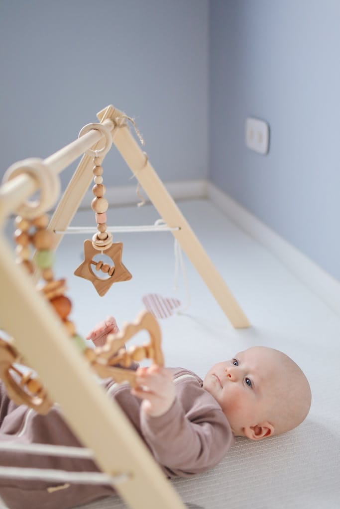 Baby speelt met babygym