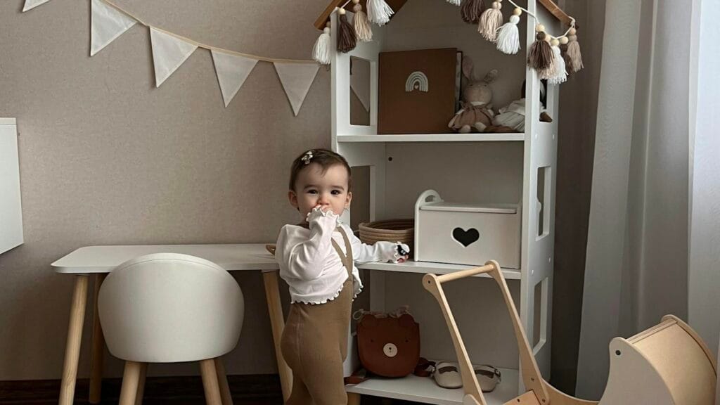 Speelhoekje in babykamer met spelend kind