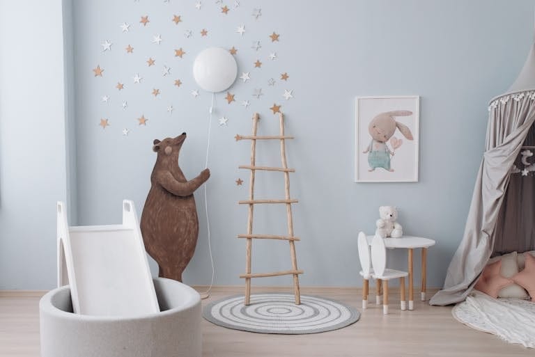 Babykamer met beer muursticker en wandlamp