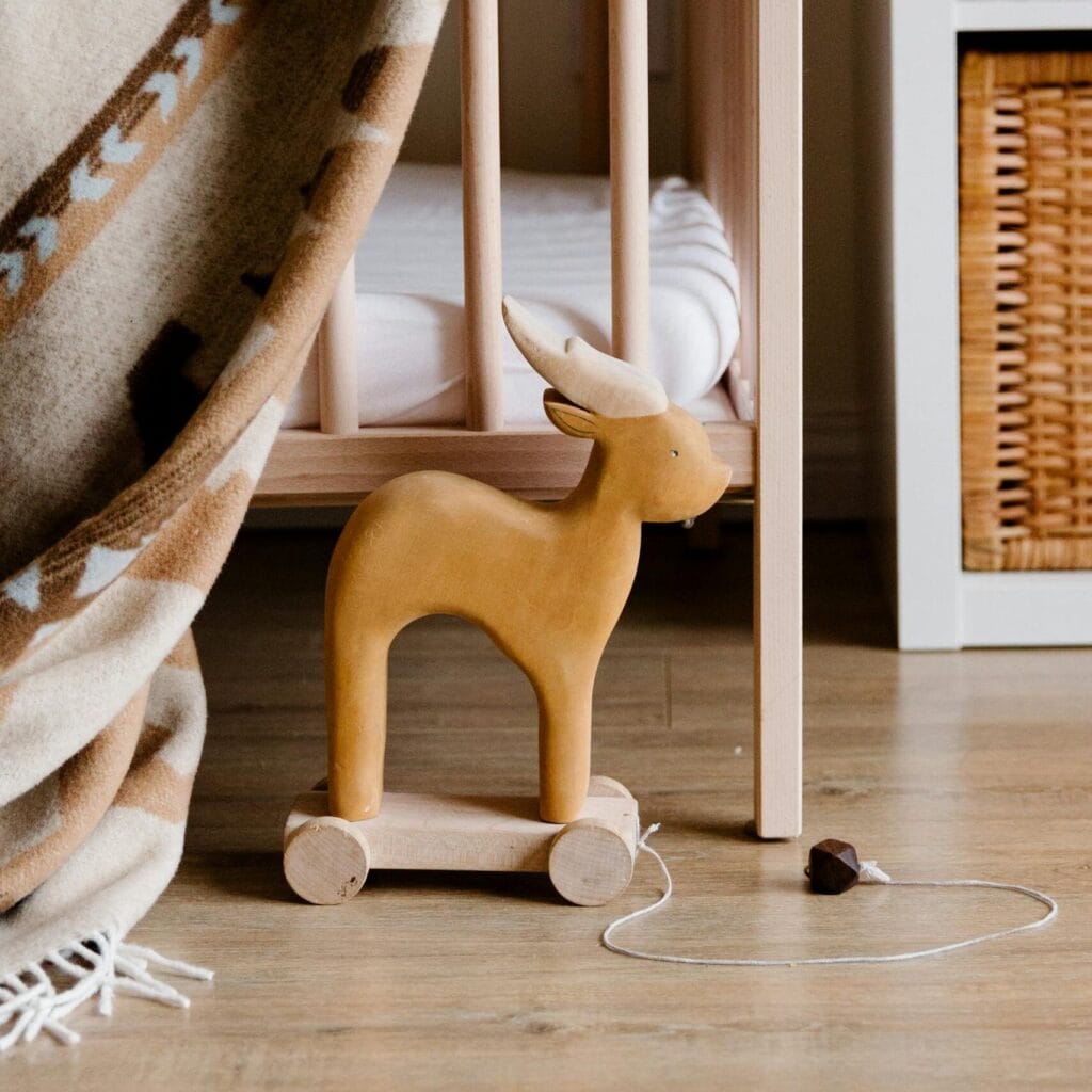 Bohemian ledikant met speelgoeddier