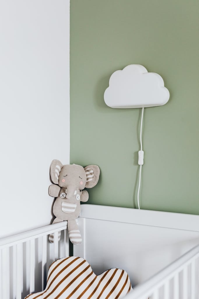 Knuffel en wandlampje bij baby bed