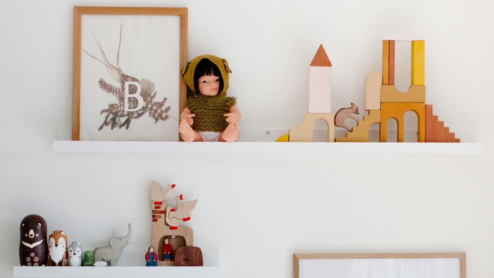 Speelgoed op wandplanken