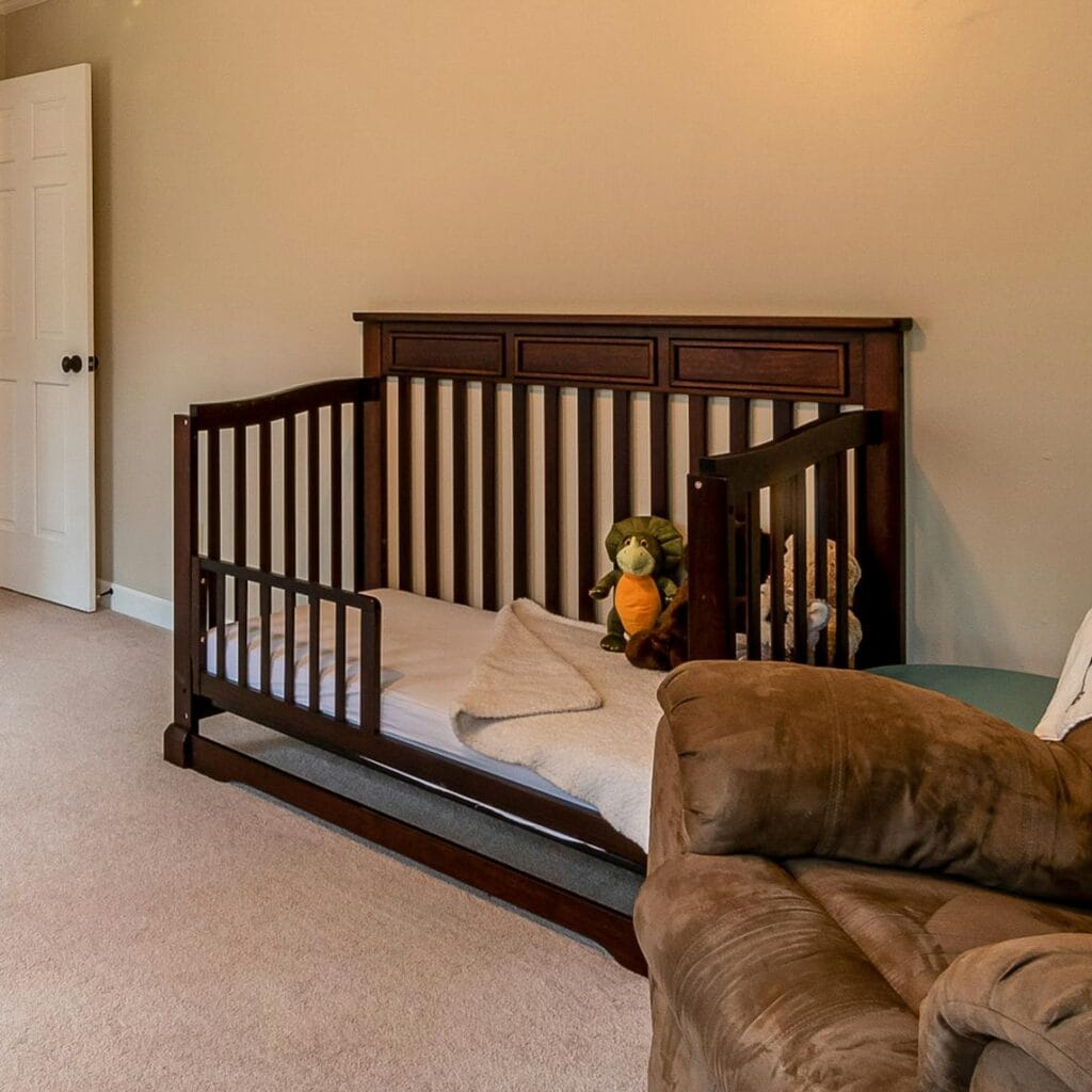 Houten klassieke ledikant in babykamer