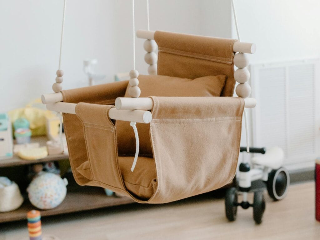 Leuke schommel in de babykamer